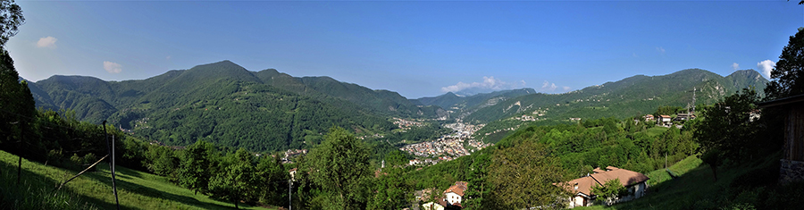 Vista panoramica da Somendenna sulla conca di Zogno